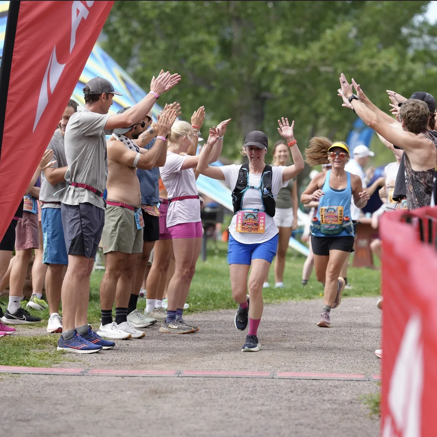 Runners cheering at Summer Vibes